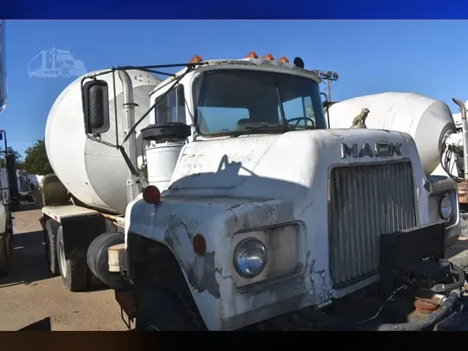 1975 MACK DM685S