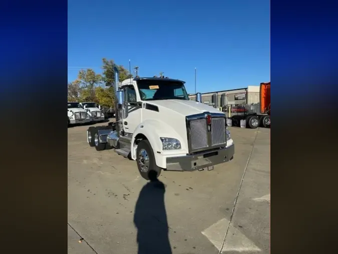 2025 Kenworth T880