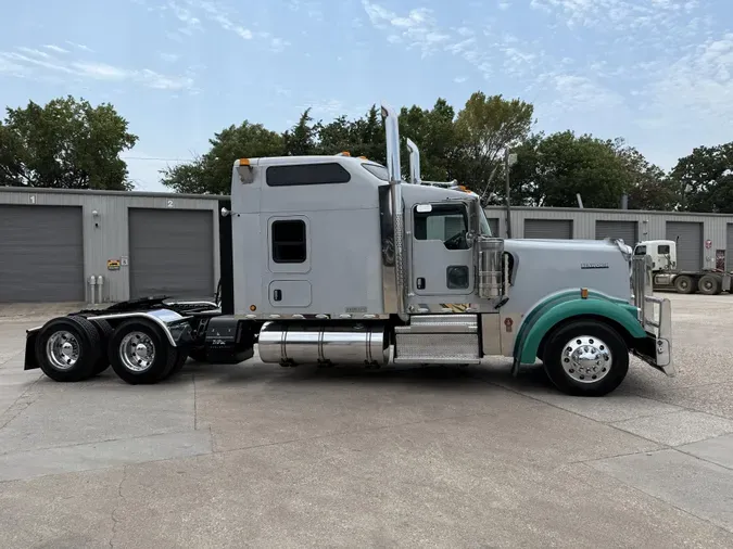 2020 Kenworth W900