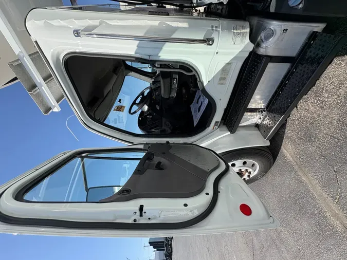 2016 FREIGHTLINER M2 100