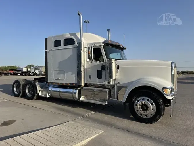 2001 INTERNATIONAL 9900