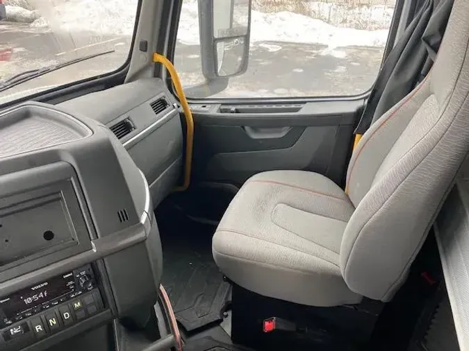 2023 Volvo VNR64T400