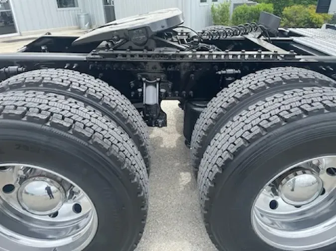 2023 VOLVO VNL64T860
