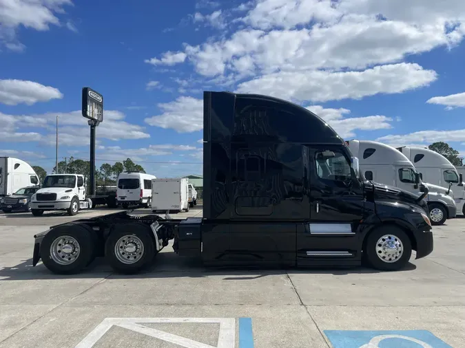 2022 Freightliner CA126SLP