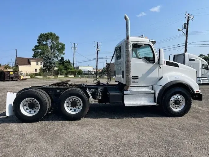 2023 Kenworth T880