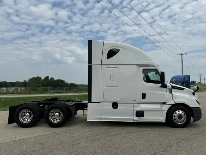 2022 FREIGHTLINER Cascadia 126