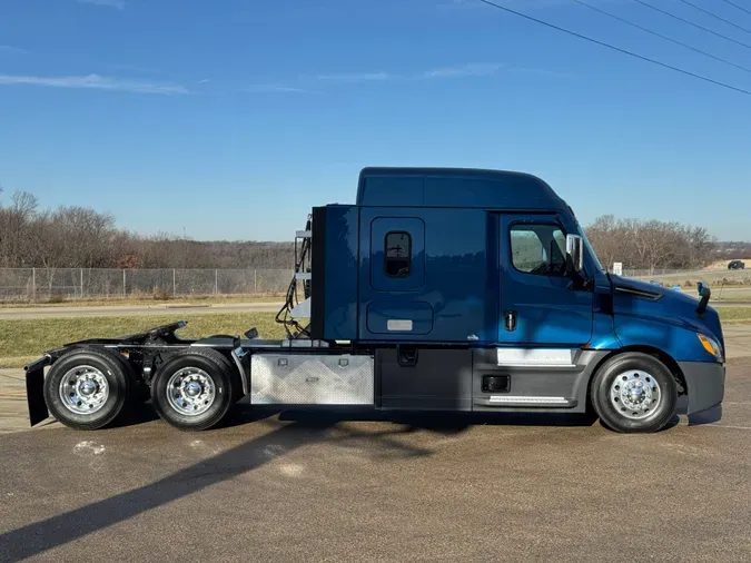 2021 FREIGHTLINER Cascadia 126