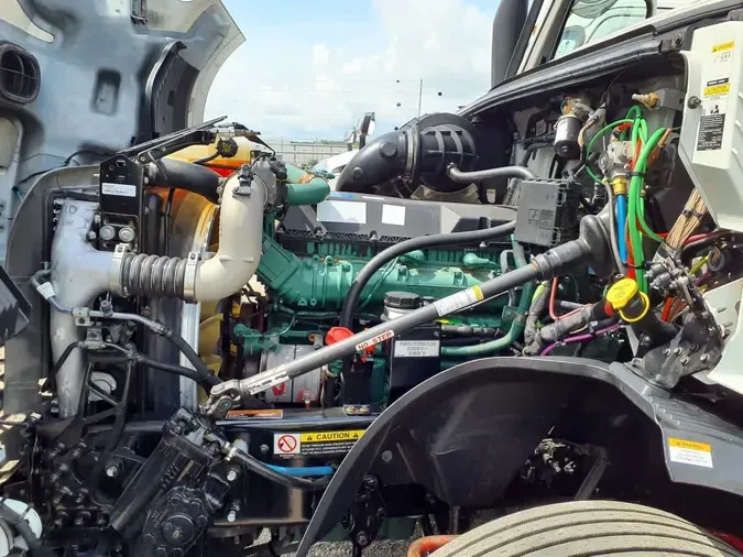 2020 VOLVO VNL64T-760