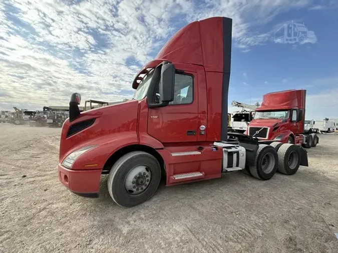 2022 VOLVO VNR64T300