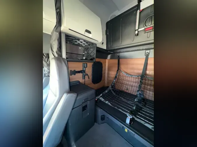 2023 FREIGHTLINER Cascadia 126