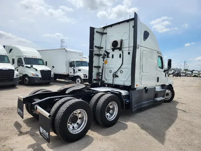 2021 FREIGHTLINER CASCADIA CA126