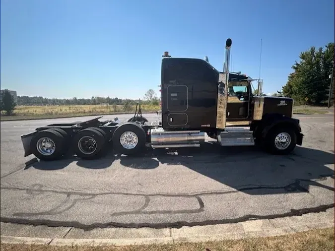 2024 Kenworth W900