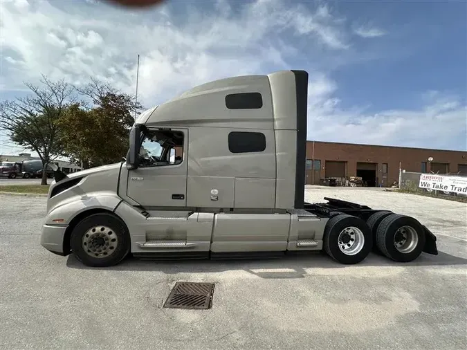 2021 VOLVO VNL760