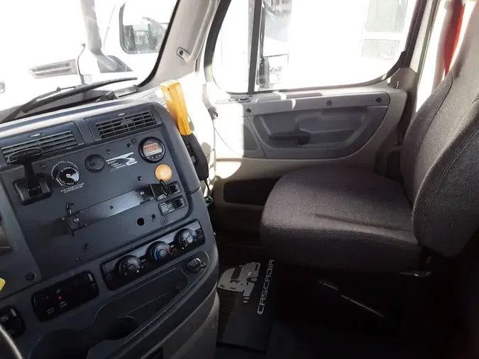 2017 FREIGHTLINER/MERCEDES CASCADIA 113