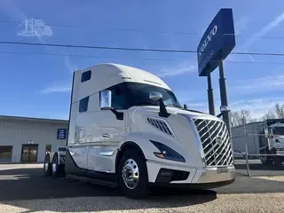 2025 VOLVO VNL64T860