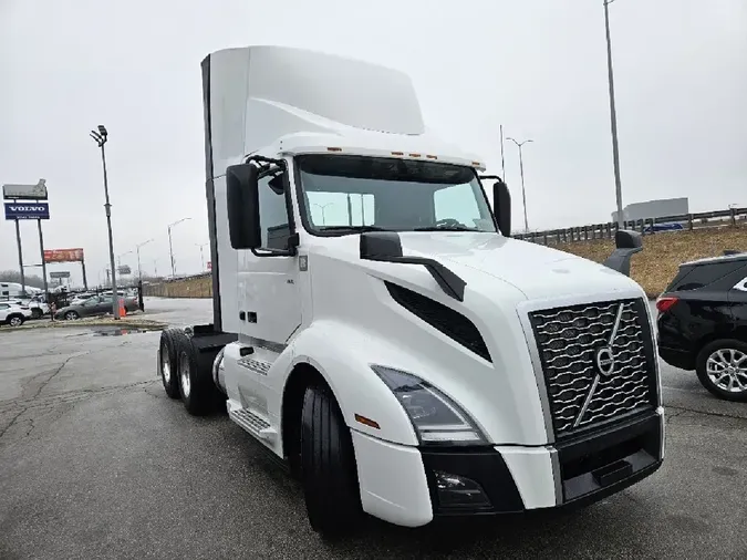 2020 VOLVO VNL64T300