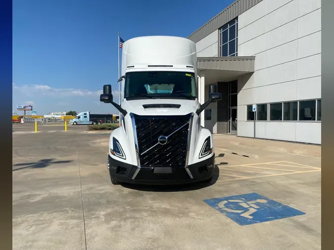 2025 VOLVO VNL64T300