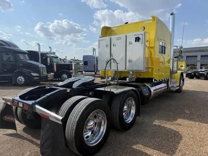 2023 Peterbilt 389