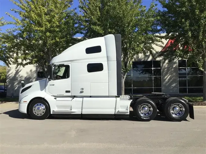 2019 VOLVO VNL760