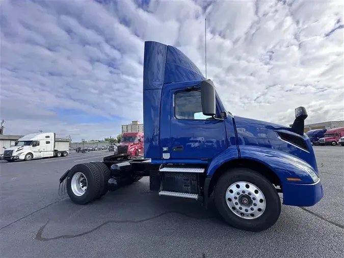 2020 VOLVO VNR42T