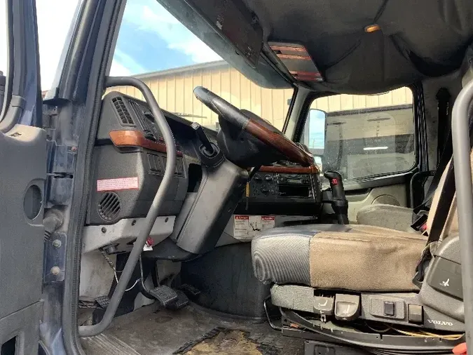 2004 VOLVO VHD64F