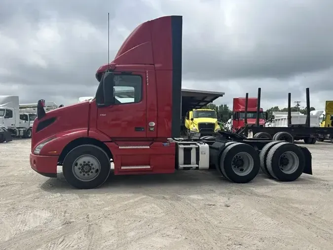 2020 VOLVO VNR64T300