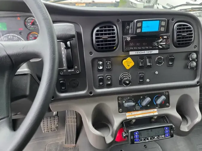 2018 FREIGHTLINER M2 106