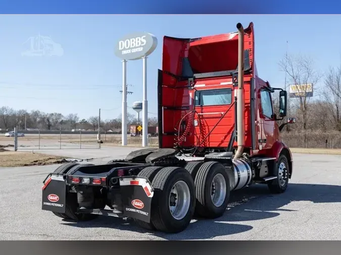 2022 VOLVO VNR64T300