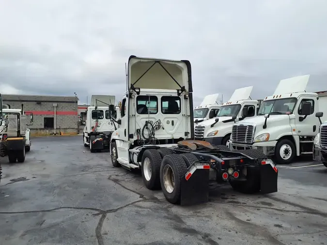 2019 FREIGHTLINER/MERCEDES CASCADIA 125490a83ee35723b7945b0cbc70d210ec0
