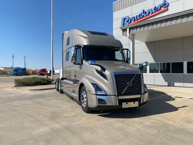 2025 VOLVO VNL64T860