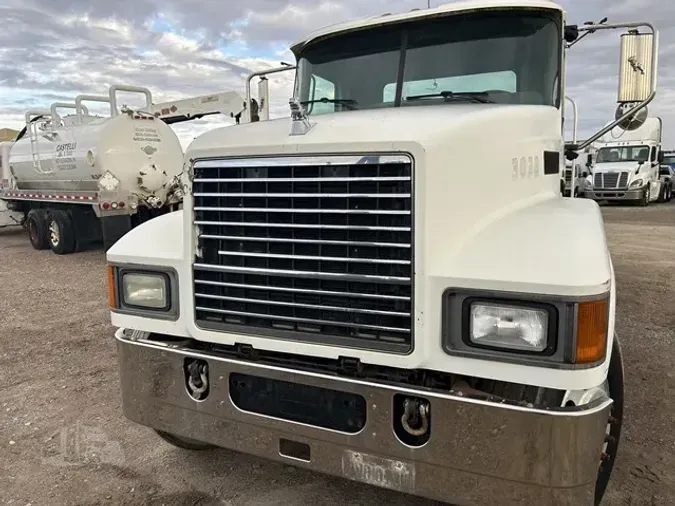 2011 MACK PINNACLE CHU613