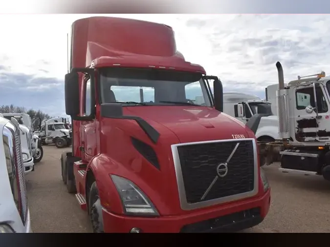 2019 VOLVO VNR64T300