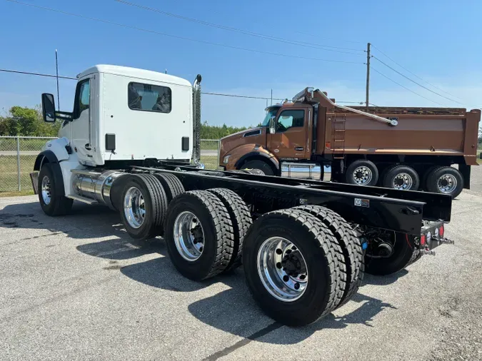 2025 Kenworth T880