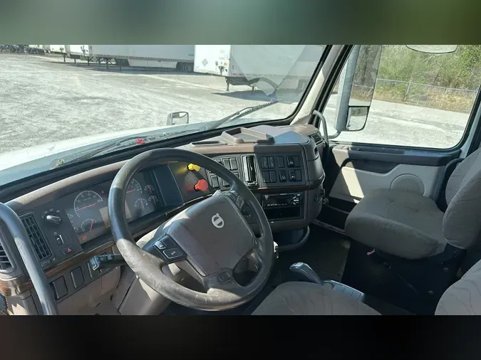 2015 Volvo VNL300