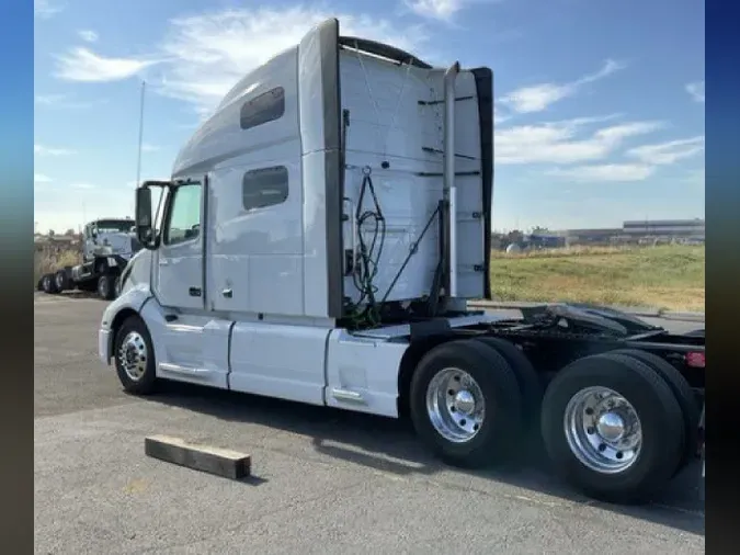 2023 VOLVO VNL64T760