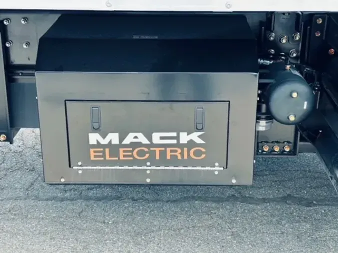 2024 MACK MDe64