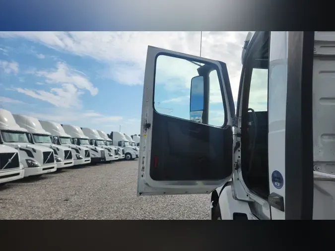 2019 Volvo VNL300