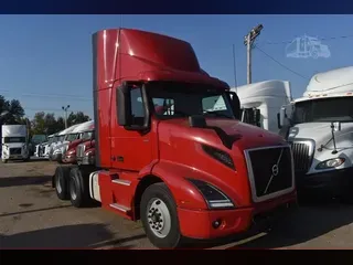 2020 VOLVO VNR64T300