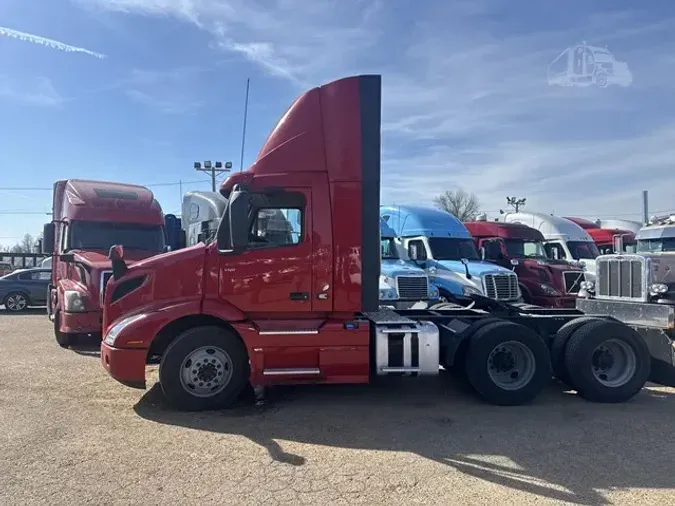 2020 VOLVO VNR64T300