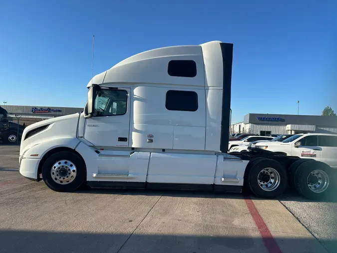 2025 VOLVO VNL64T860