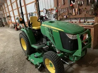 2017 John Deere 3046R