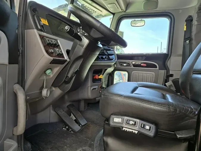 2022 Peterbilt 389