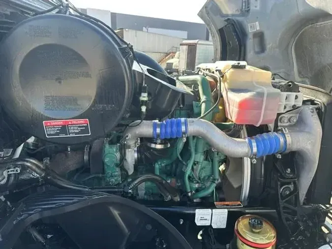 2022 Volvo VNL64T760