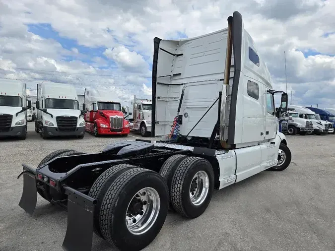 2021 VOLVO VNL64T760