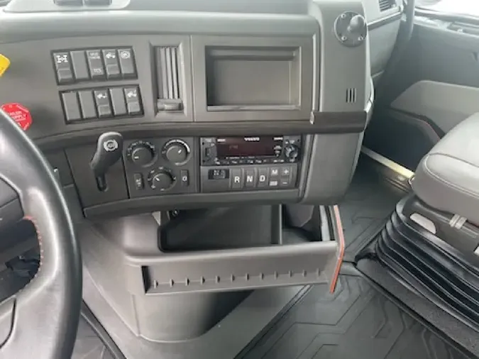 2023 VOLVO VNL64T860