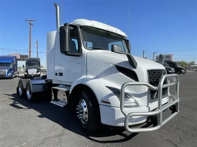 2022 VOLVO VNR300