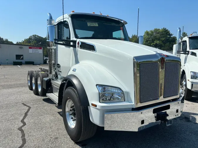 2025 Kenworth T880