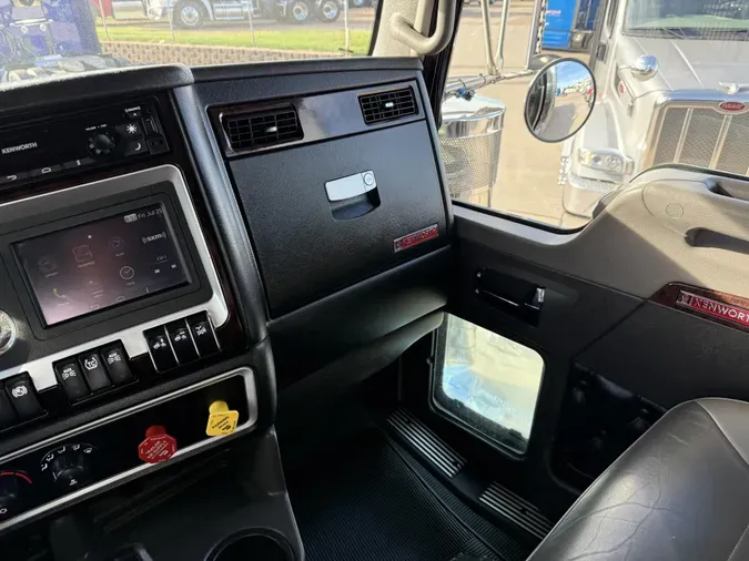 2023 Kenworth W900