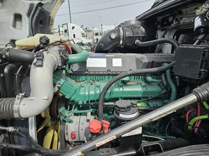 2021 VOLVO VNL64T760