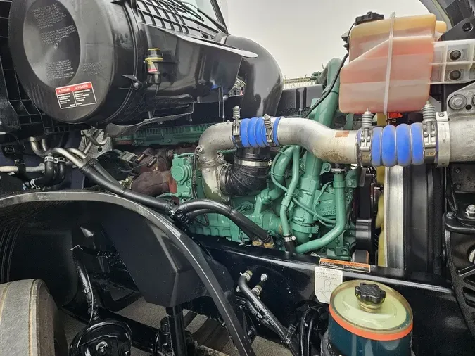 2025 VOLVO VNL64T860